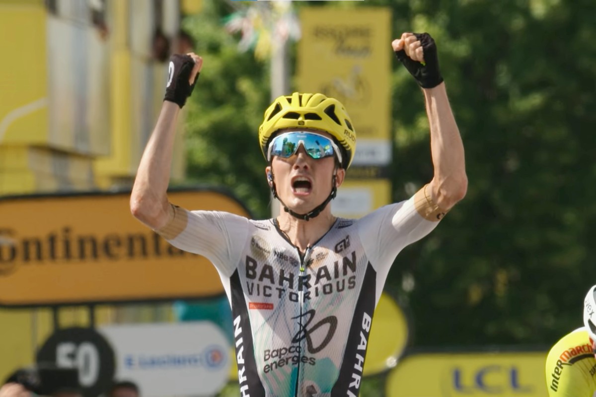 Logo Netflix sur fond de rayures colorées, car la Saison 2 du docu sur le Tour de France commence ce soir